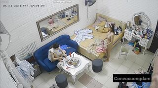 Quay lén 3 chị em thuê chung phòng trọ 13