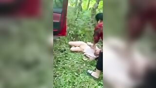 tiểu tam bị bà vợ theo dõi bắt quả tang lột quần áo cho người dân xem quay clip