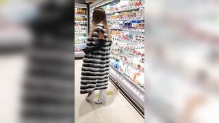 Cô gái không mặc quần áo đi siêu thị
