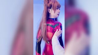Cô gái cắt quần áo khoe lồn