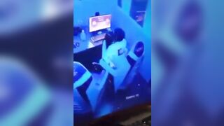 Hai em học sinh lén nút địt nhau trong quán bị chủ quán phát hiện