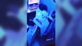 Hai em học sinh lén nút địt nhau trong quán bị chủ quán phát hiện