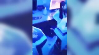 Hai em học sinh lén nút địt nhau trong quán bị chủ quán phát hiện