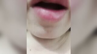Chị gái vú ở nhà một mình nhà nứng lồn quá  vừa thủ dâm vừa khẩu dâm nghe sướng vl ra