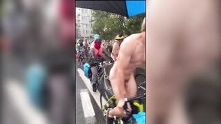 Bên Tây họ biểu tình mà không mặc đồ vú to lồn ngon lông nhông ngoài đường