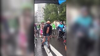Bên Tây họ biểu tình mà không mặc đồ vú to lồn ngon lông nhông ngoài đường