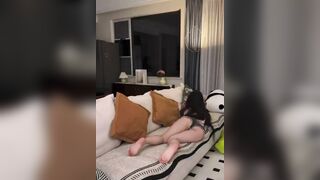 Quay lén con bạn thân mông to hàng ngon
