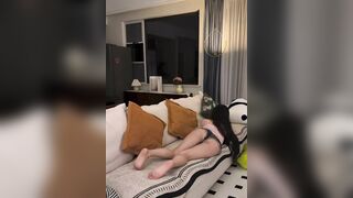 Quay lén con bạn thân mông to hàng ngon