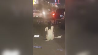 Cái nhau cởi quần áo khoe hàng giữa đường
