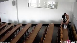 Hai em học sinh lén chịch trong giảng đường
