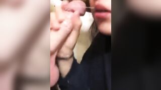 Em học sinh tháo cả kính đưa thầy giáo cầm hộ để bú cho thoải mái đúng trò ngoan