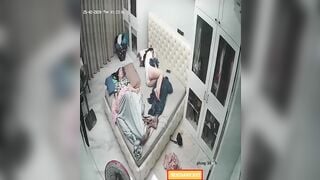 2 mẹ con dạng háng ngủ cho  mát mẻ cái lồn