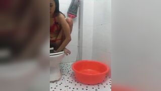 Quay lén em gái mình dây đi đái rửa lồn sau khi địt nhau