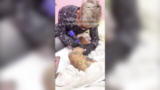ỷ niệm cùng anh thợ xăm, anh xăm cho mình vừa đẹp vừa thích thì mình bù lại cho anh v