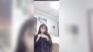 Em gái Trung Quốc khoe vú thủ dâm