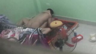 Dẫn gái về phòng trọ địt bị hàng xóm quay lén
