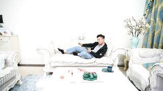 Mẹ vợ an ủ con rể khi con gái bỏ đi với trai trẻ