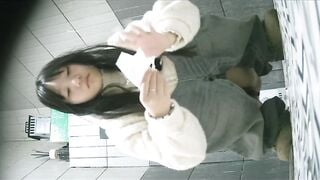 Quay lén em sinh viên đi đái mông tô lồn dâm