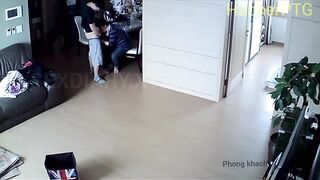 Phát hiện chồng cho chị giúp việc bú mút con cặc bắn tinh vào mồm khi vợ vắng nhà