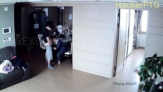 Phát hiện chồng cho chị giúp việc bú mút con cặc bắn tinh vào mồm khi vợ vắng nhà