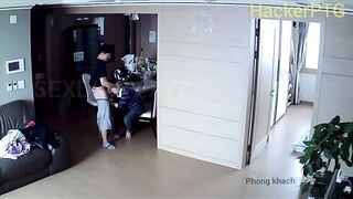 Phát hiện chồng cho chị giúp việc bú mút con cặc bắn tinh vào mồm khi vợ vắng nhà