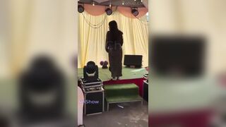 Chuyển giới mấy em gái xinh khoe vú to lồn ngon ở đám cưới để lấy tiền