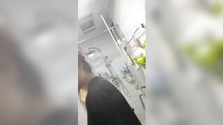 Quay lén em sinh viên tắm rửa