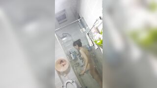 Quay lén em sinh viên tắm rửa