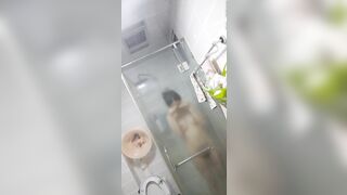 Quay lén em sinh viên tắm rửa