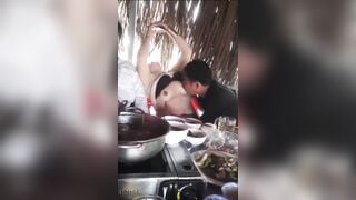 Miền tây bú vú vợ thằng bạn trên mâm nhâu dâm đãng v