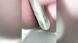 Thủ dâm lỗ ass bằng kem đánh răng và dưa leo