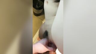 Đụ em vợ trong toilet cái mặt nó sướng