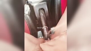 Em gái thử cảm giác lạ với tay phanh ô tô