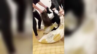 Em nó ngon thế nỡ lòng nào đánh. Muốn ôm bảo vệ bb3