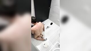 Quya lén, Thg bạn Say rượu Djt con Người yêu Bú lồn trong wc