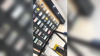 Quay lén dưới váy của em nhân viên TGDĐ