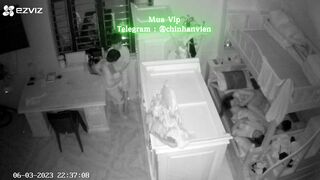 Hack Camera Bố mẹ địt nhau trong giường các con đứng ngoài rình trộm