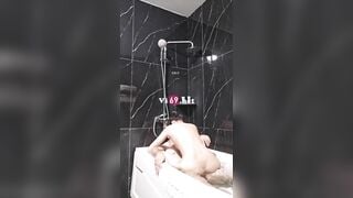 Chịch từ phòng tắm ra đến giường mà em gái 2k vẫn muốn anh bóp vú mạnh lên
