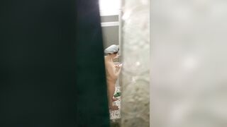 Quay lén chị gái dâm đãng tắm 2