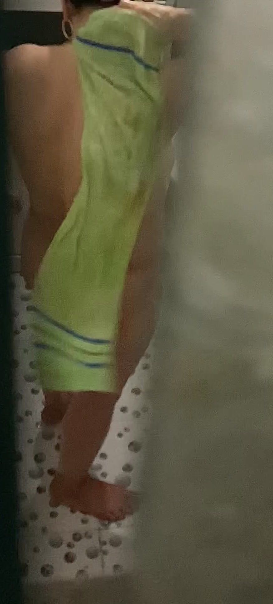 Quay lén chị gái dâm đãng tắm 3