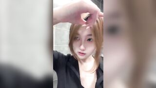 Em gái mặt xinh show hàng trong toilet