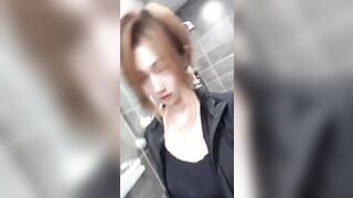 Em gái mặt xinh show hàng trong toilet