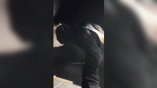Em gái mặt xinh show hàng trong toilet