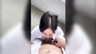 Bác sĩ thực tập dâm đáng bú mút con cặc của trưởng khoa bắn tinh ngập lồn kích thích