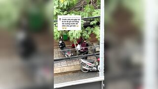 ANH TRAI BÓP VÚ BẠN GÁI NGAY NGOÀI  ĐƯỜNG