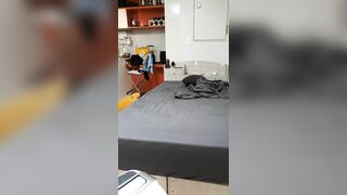 Mới quen nên em còn ngại cởi đồ nằm ngoan ngoãn cho anh chịch