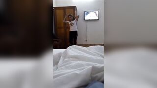 Trưa nắng dẫn vợ thằng khác đi nhà nghỉ địt nhau lén quay lại