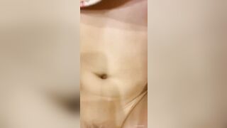 Bé hàng xóm bắt đeo bao .