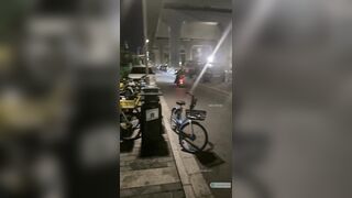 Public cởi đồ ngoài đường nhìn em thật tự tin