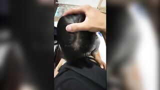 Mẹ vừa đi bắt con em gái bú tràn họng rồi xuất trong miệng khiến em sặc